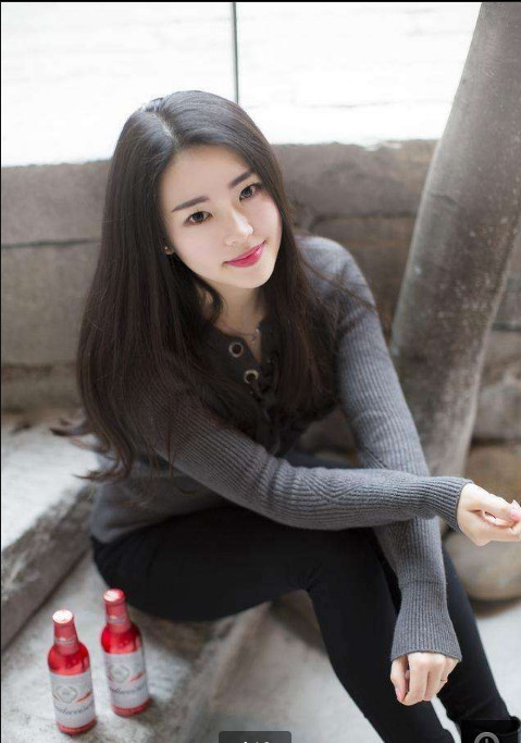 紧身的牛仔短裤能够完美的贴紧你的腿型,展示你身材的好机会