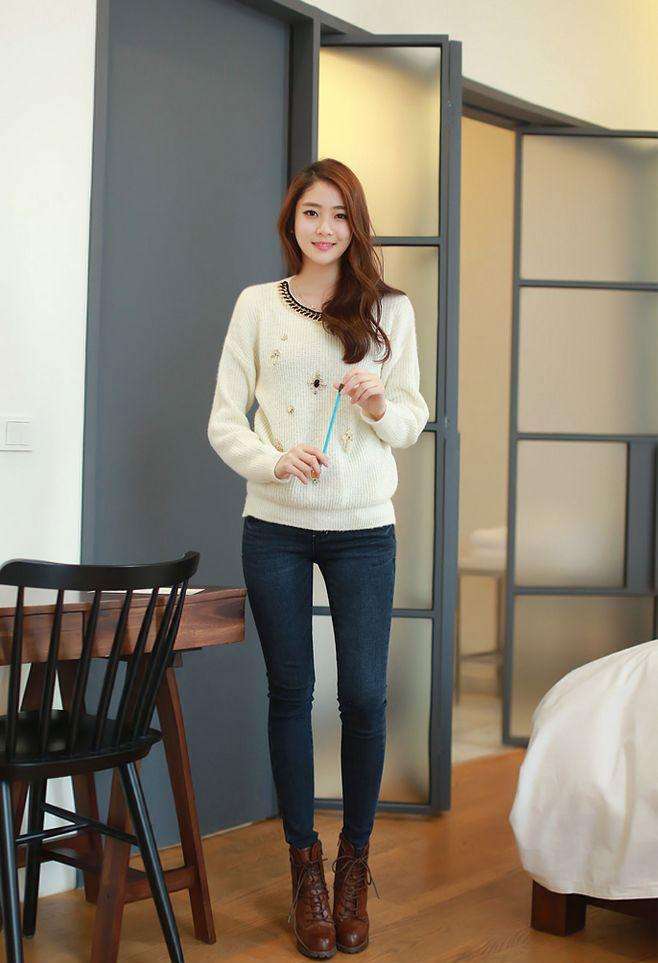 街拍：图5小姐姨一身黑色连衣裙，凸显现代女性的优美曲线!