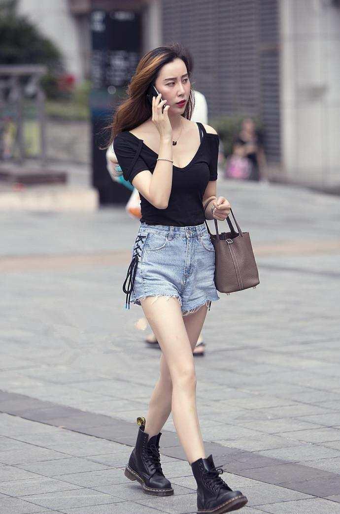 路人街拍：高颜值的长腿小姐姐，吊带短裙穿出女人的优雅和性感