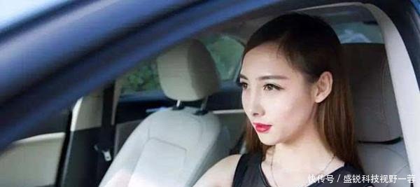 很服气，中国高速公路的怪象，限速最高车道却跑着最慢的车