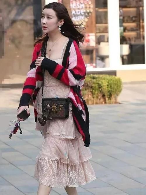  [姿态也更加]街拍：亭亭玉立的美女，一条白色的连衣裙，优雅气质迷人