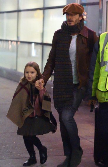 小贝带小七到时装周现场支持妈妈，父女两人平地走出秀场效果