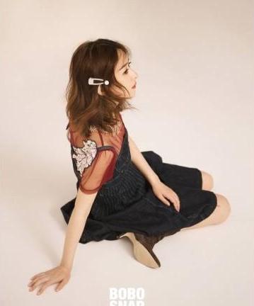 30岁赵丽颖撞衫35岁张钧甯，女孩和女人的气质差距一目了然