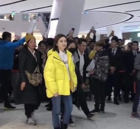 倪妮分手后首晒照，各自安好|景甜方辟谣婚讯:假消息!