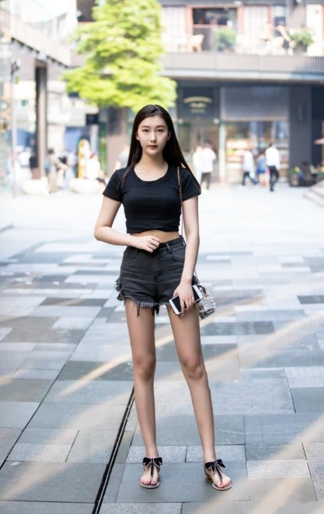 「身穿」街拍:面带微笑气质典雅的美女,身穿时髦连衣裙,简洁大方优雅