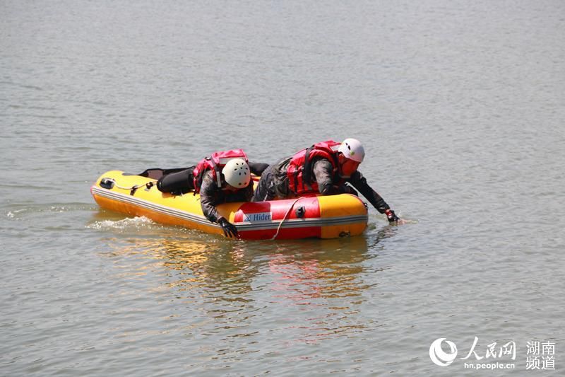  无人机■无人机冲锋舟齐上阵 湖南启动防灾减灾日集中宣传活动