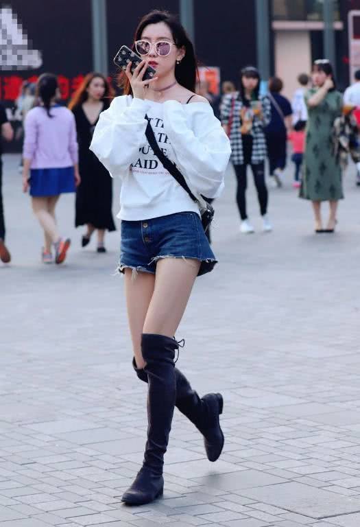 街拍：时尚白皙青春的小姐姐，打扮上走在哪里都吸睛又抢眼！