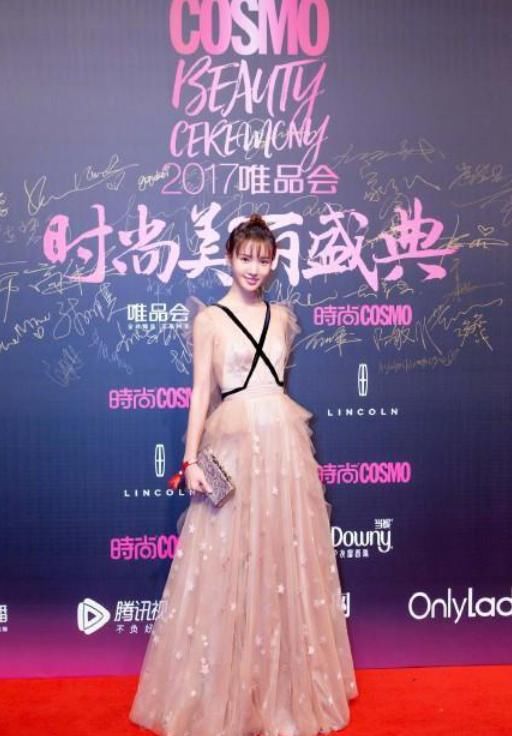 金晨真敢穿!深v直接开叉到腰部,网友:你干脆别穿得了!