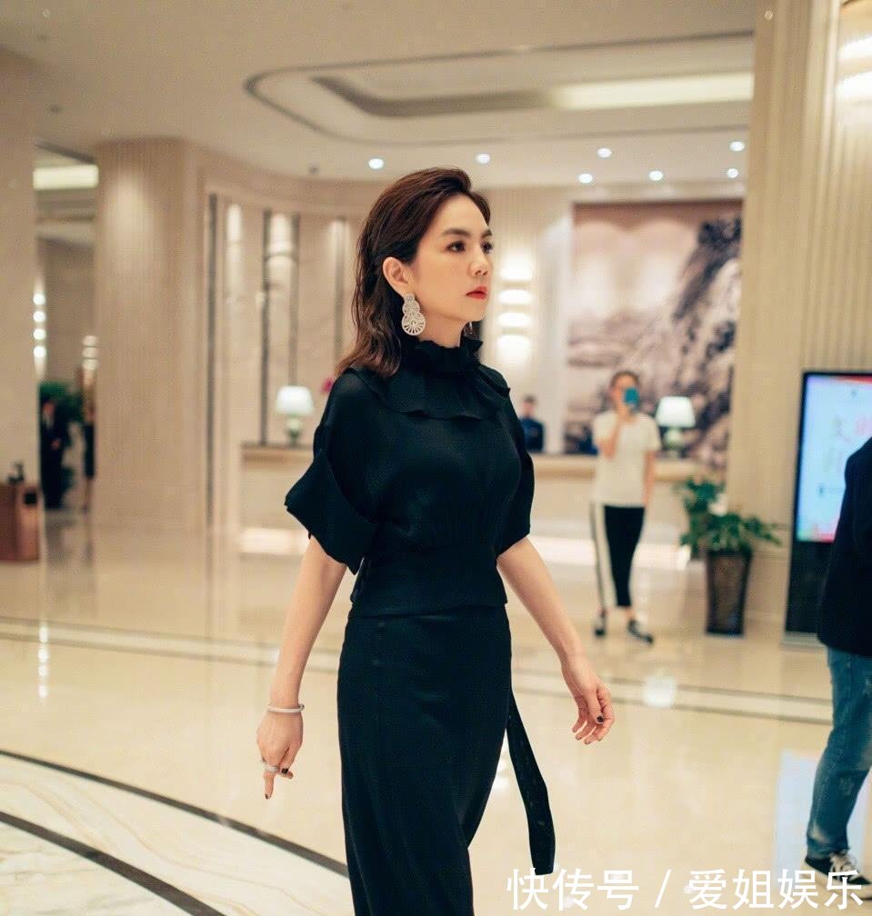 陈嘉桦脚踩恨天高, 搭配浅色短裙很淑女, 网友: 这才叫女人!