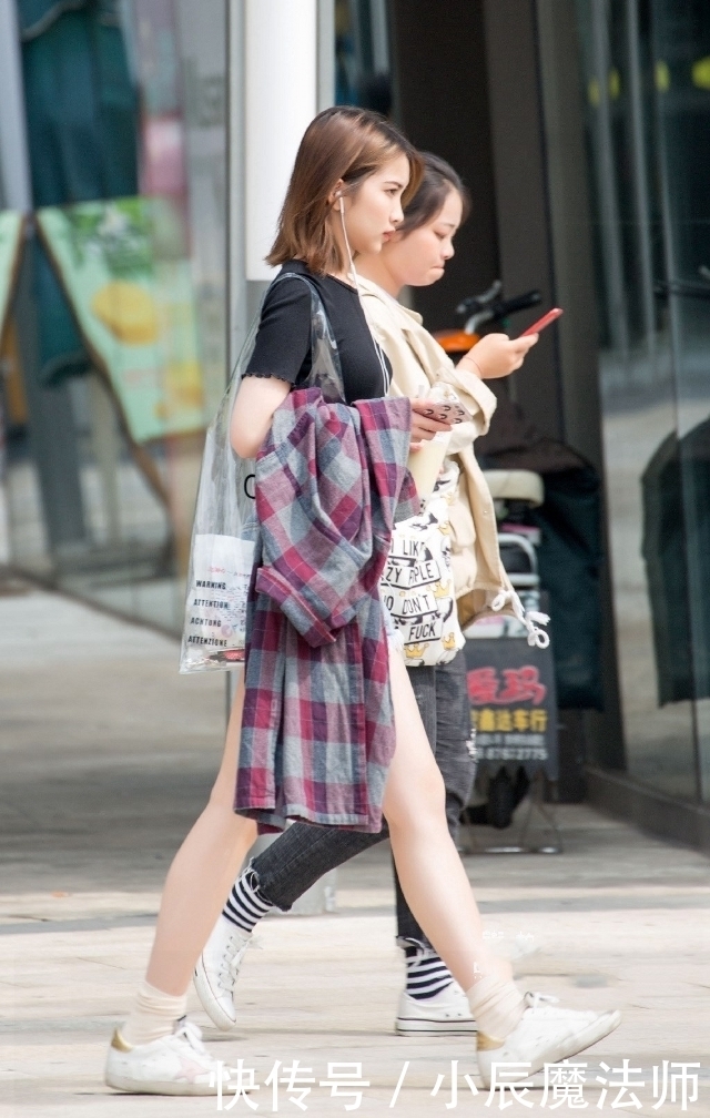 美女:路人街拍,连衣裙配上高跟鞋,气质更显优雅出众