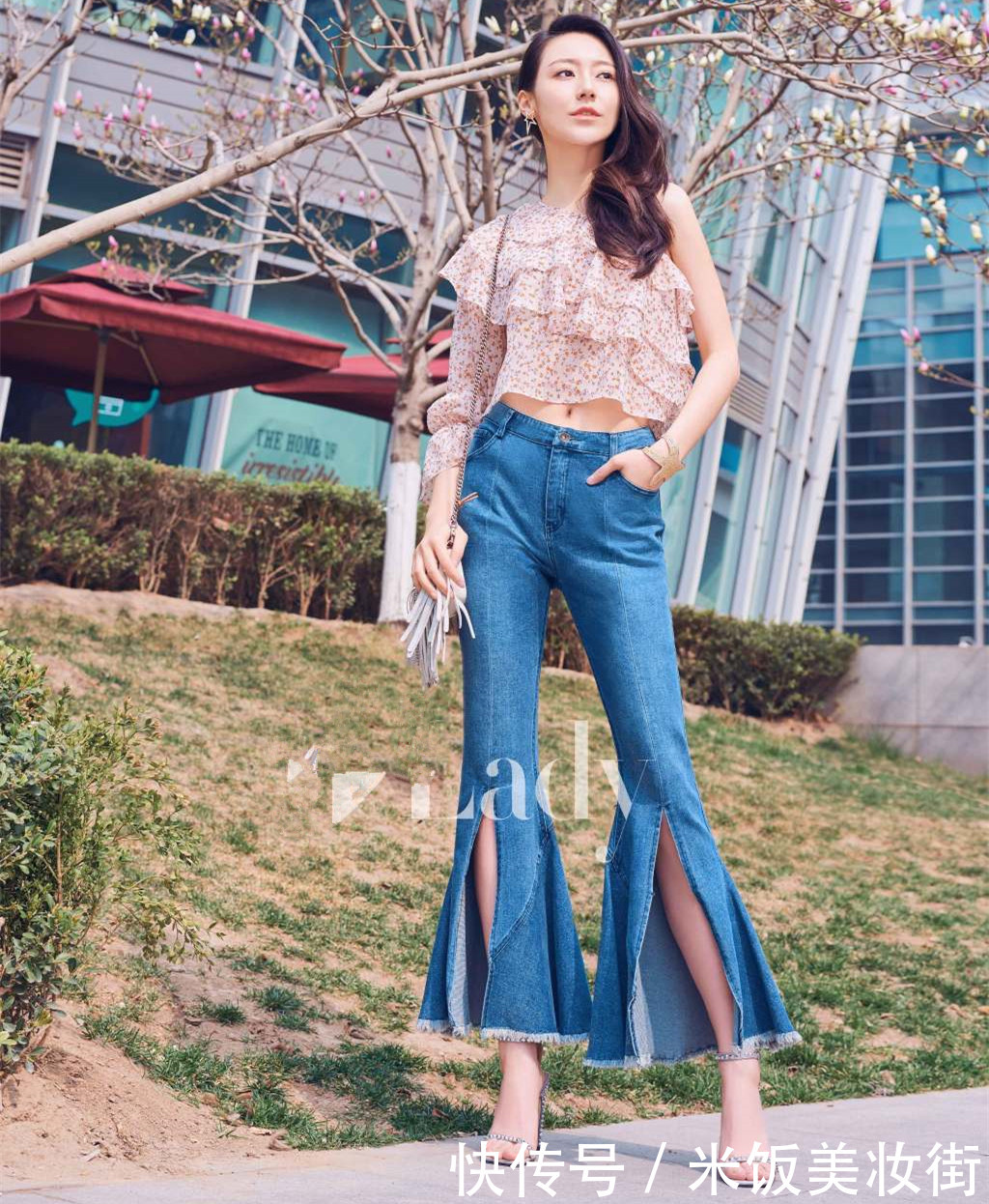 黄梦莹现身机场，穿这么紧的牛仔裤都不贴身，网友：不能再瘦了！