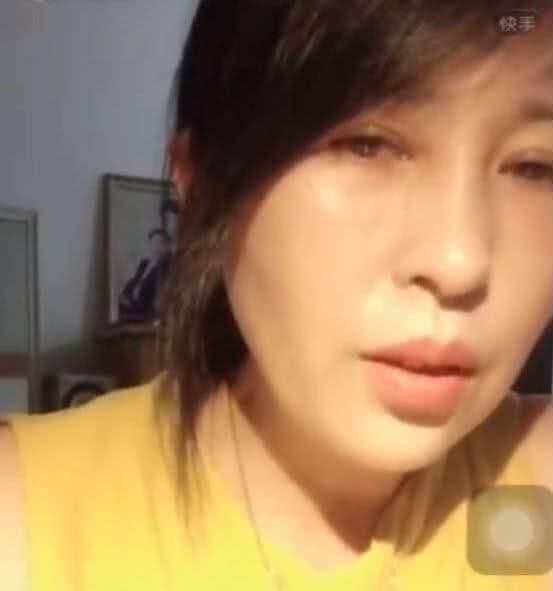 杨清柠妈妈直播为她说话,一句话却暴露母女人品,网友:是遗传!