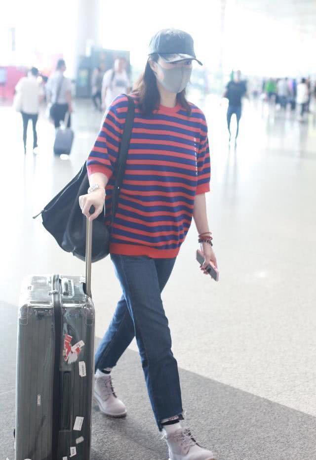 蒋欣穿上直筒裤变时髦了,撞衫辣妈霍思燕,居然一点儿都没输!