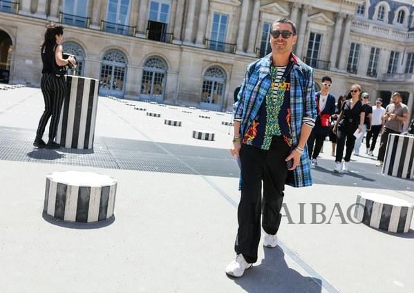 男生夏日扮酷指南！男装周型人秀场外街拍来示范：爱美不分性别，