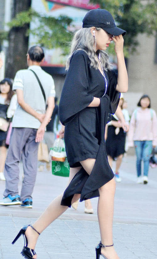 气质御姐后背深V开叉露出迷人香背，皮肤白皙水嫩好迷人