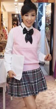 同穿粉色衣服，63岁米雪、刘晓庆辣眼睛，64岁赵雅芝优雅动人