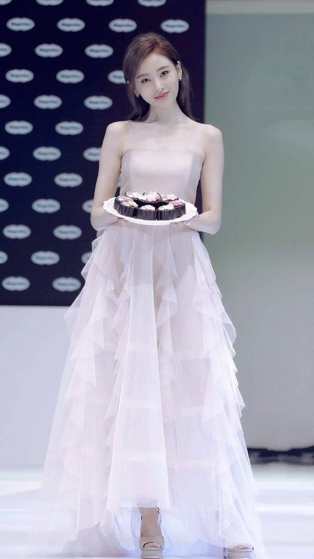 张天爱是真胖假胖？上衣系个扣子不美就算了，反倒显臃肿了不少！