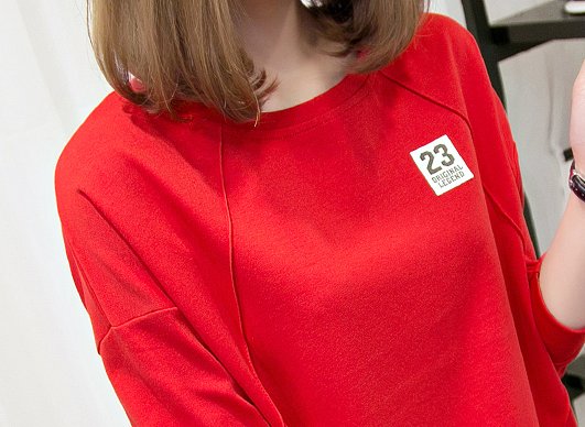 刚入9月，穿风衣太早，70后老婆穿这，卫衣搭黑裤子，美不胜收