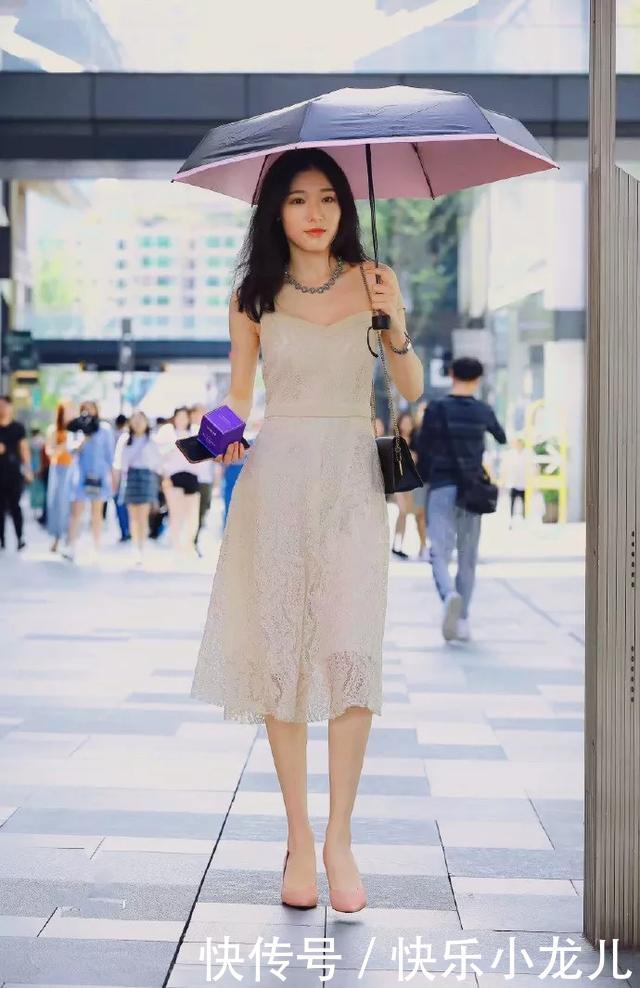 个性@街拍:脚上搭配上一双粉红色的高跟鞋,年轻显气质,小巧精致个性时尚
