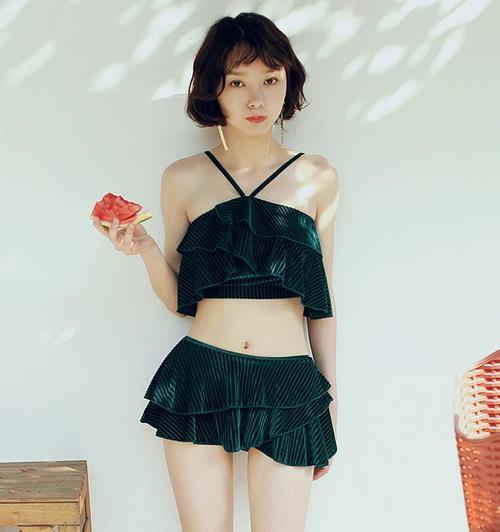 墨绿色分体泳衣美女,展现的清新可人又显肤白貌美,十分动人!