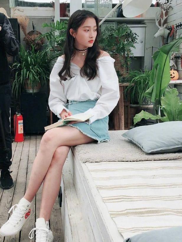 21岁关晓彤和26岁热巴同时撞衫，一个美如女神，一个却像路人