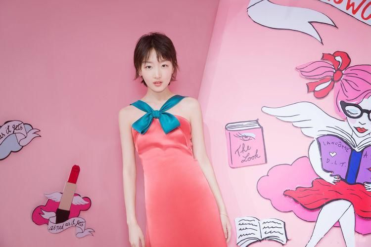 周冬雨太拼了，身材没料穿抹胸裙好尴尬，网友:看着像小学生