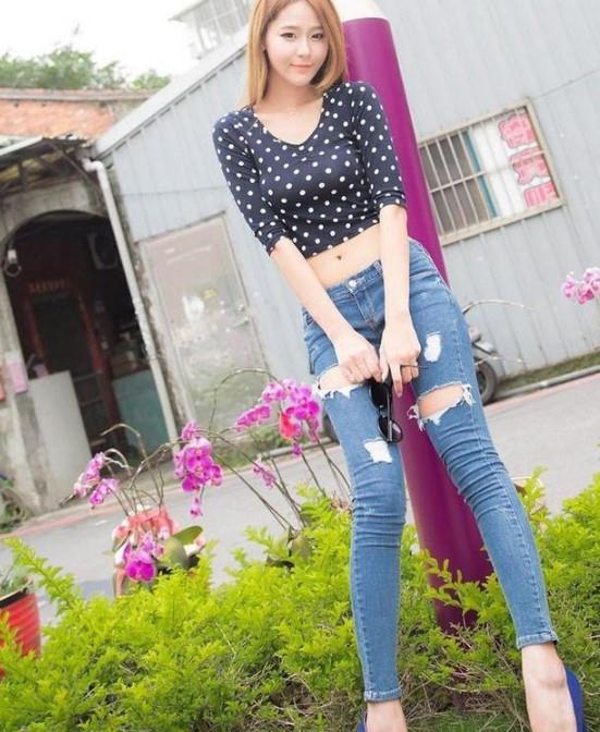 牛仔裤的穿搭，让美女的好身材，此时完美展现！