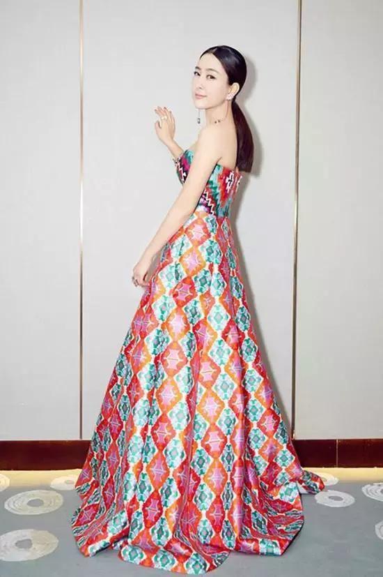 马苏太敢穿了！一身黑裙看似优雅，侧面却尴尬，一转身就辣眼睛！