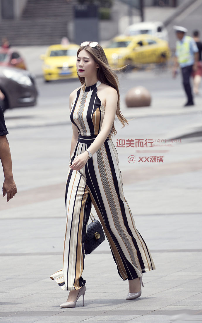 街拍北京:能够驾驭简单的时尚搭配，说明颜值足够高!