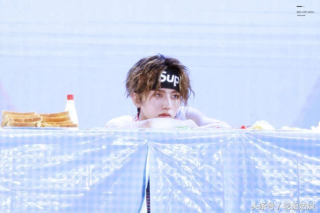 小鬼双马尾驯鹿造型，朱正廷吸血鬼眼妆，范丞丞爱心发型！