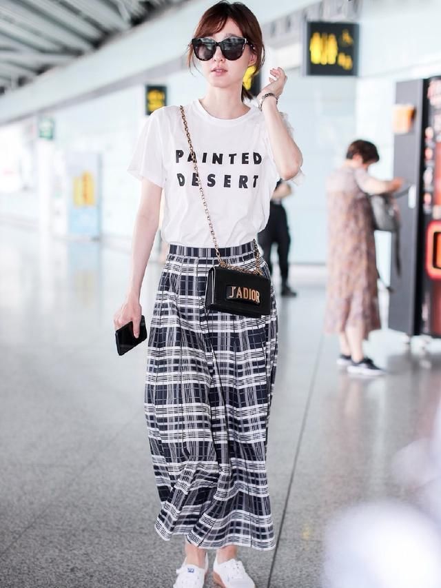 张碧晨的大裤衩，撞上王丽坤的半裙，同是格纹差别可真大!