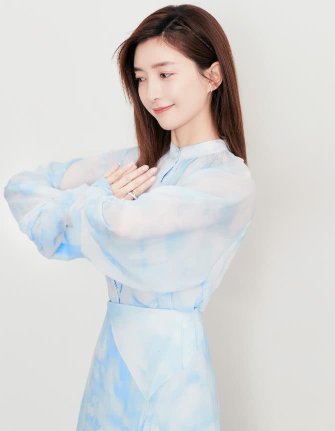 江疏影一身黑装好有魅力，穿平底鞋还能秀出大长腿，穿搭很惊艳！