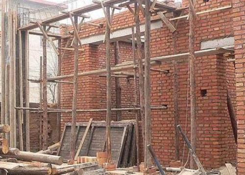  盖房■农村盖房有限高令，高度最多三层半，都是在为农民考虑