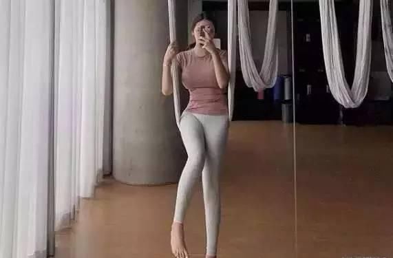 172女神练习瑜伽多年，却被网友评论：又胖了，原来是衣服惹的祸