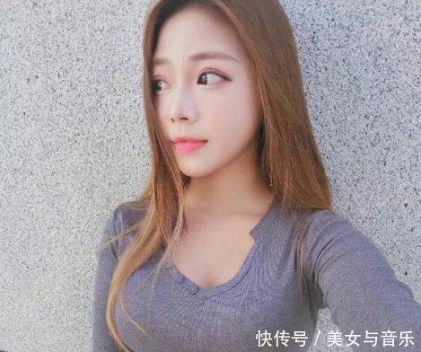 街拍天生丽质时尚的小姐姐，30分衣服搭除了女神的气质！