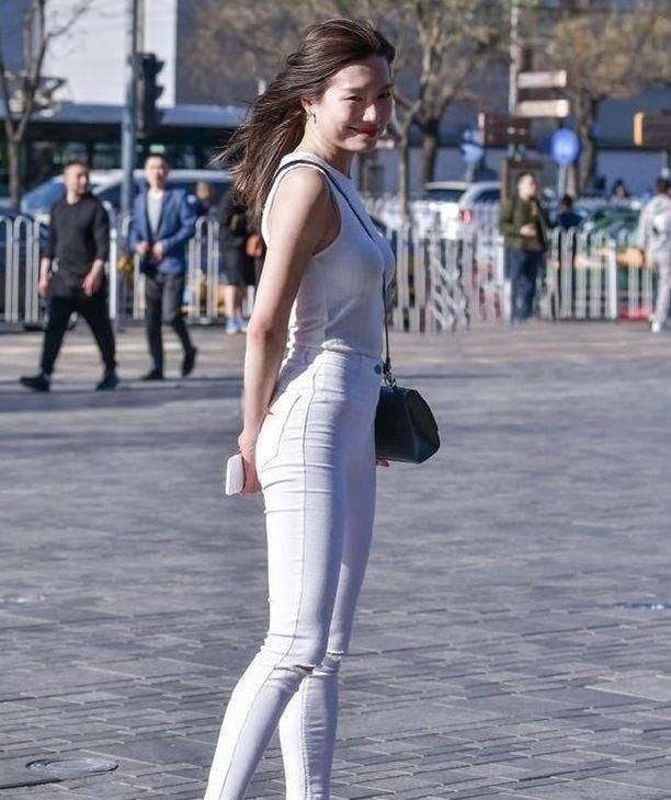 「 底裤」展现出女人的完美身材，打底裤的装扮无论搭配什么外套都很好看