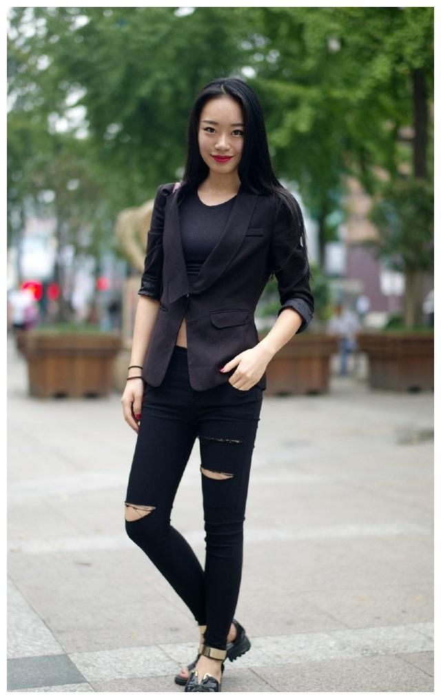 街拍：美女个头高挑，双腿修长，一身黑色穿搭更显肌肤亮白如雪