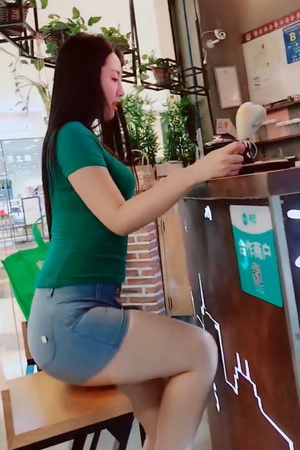 街拍：微胖女生也有属于自己的美，现在妹子穿的好紧身