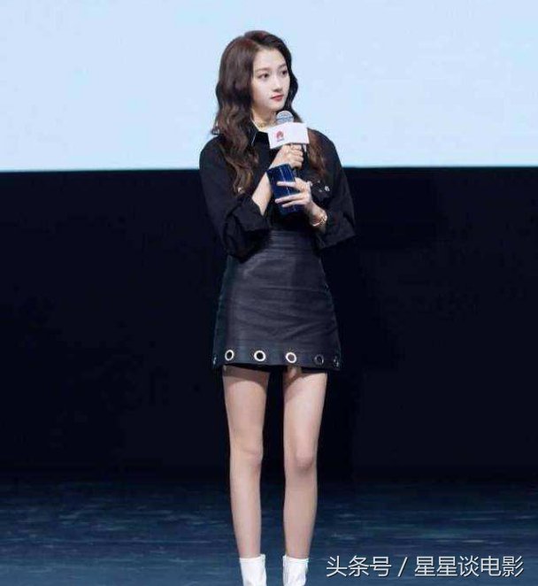 21岁的关晓彤美呆了,短裙真的很漂亮,网友:怪不得鹿晗喜欢她