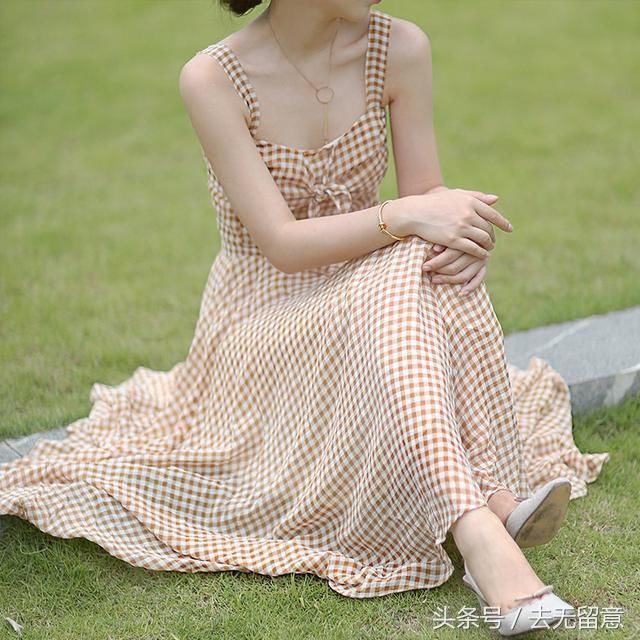 吊带连衣裙，传达性感妖娆的美态！