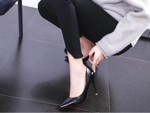 细微纹亮皮与酒杯跟结合的高跟鞋,性感又成熟