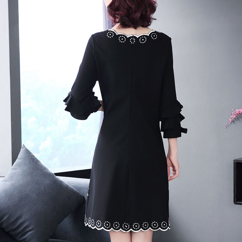 我51岁了，今秋特爱穿这款高贵秋裙，时髦又不失高贵，当真美