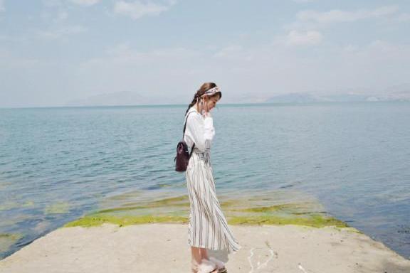 39岁陈乔恩真厉害！大妈印花连衣裙穿出飘逸感，网友：有颜任性