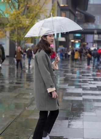  『女性』路人街拍，小姐姐搭配一件黑色背心，展示出女性的活力气息
