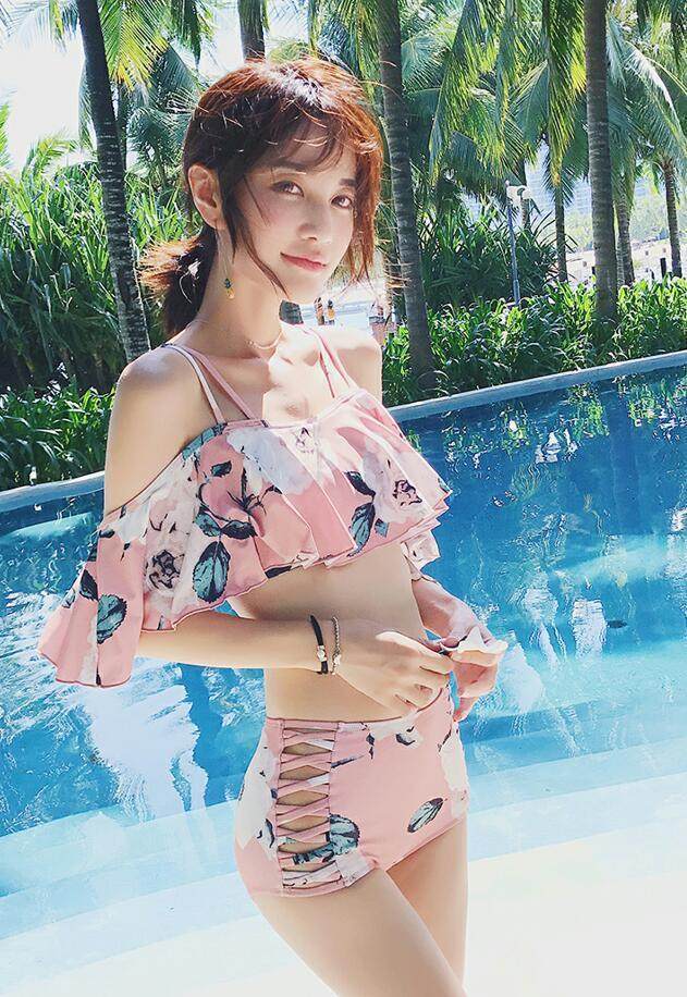 个性吊带的小姐姐, 青春活泼又迷人, 显现出元气少女的魅力!