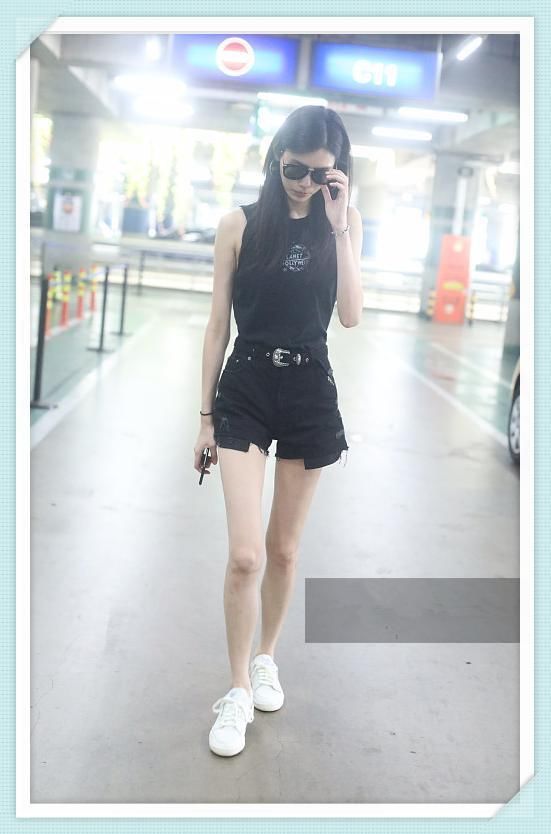 看了张钧甯的背心，再看奚梦瑶，网友：果然性感和知性不可兼得！