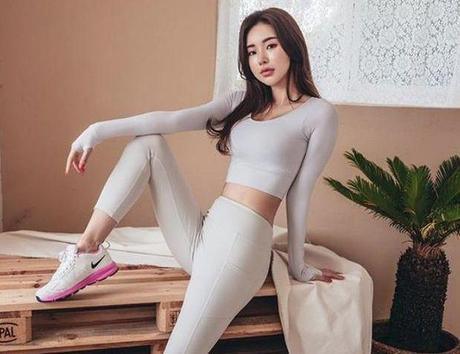 优雅的打底裤美女，展现完美的身材曲线，彰显端庄婉约的魅力！