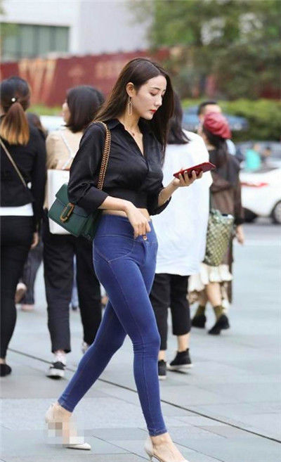  衬衫|街拍：小姐姐黑色衬衫搭配白色高跟鞋，黑白色调简单又经典