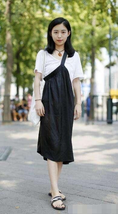 美女黑色吊带搭配紧身长裤，完美身材吸引众多目光!