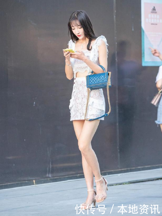 街拍：气质美女比较注重个人形象，只有美丽大方才能释放女性的魅